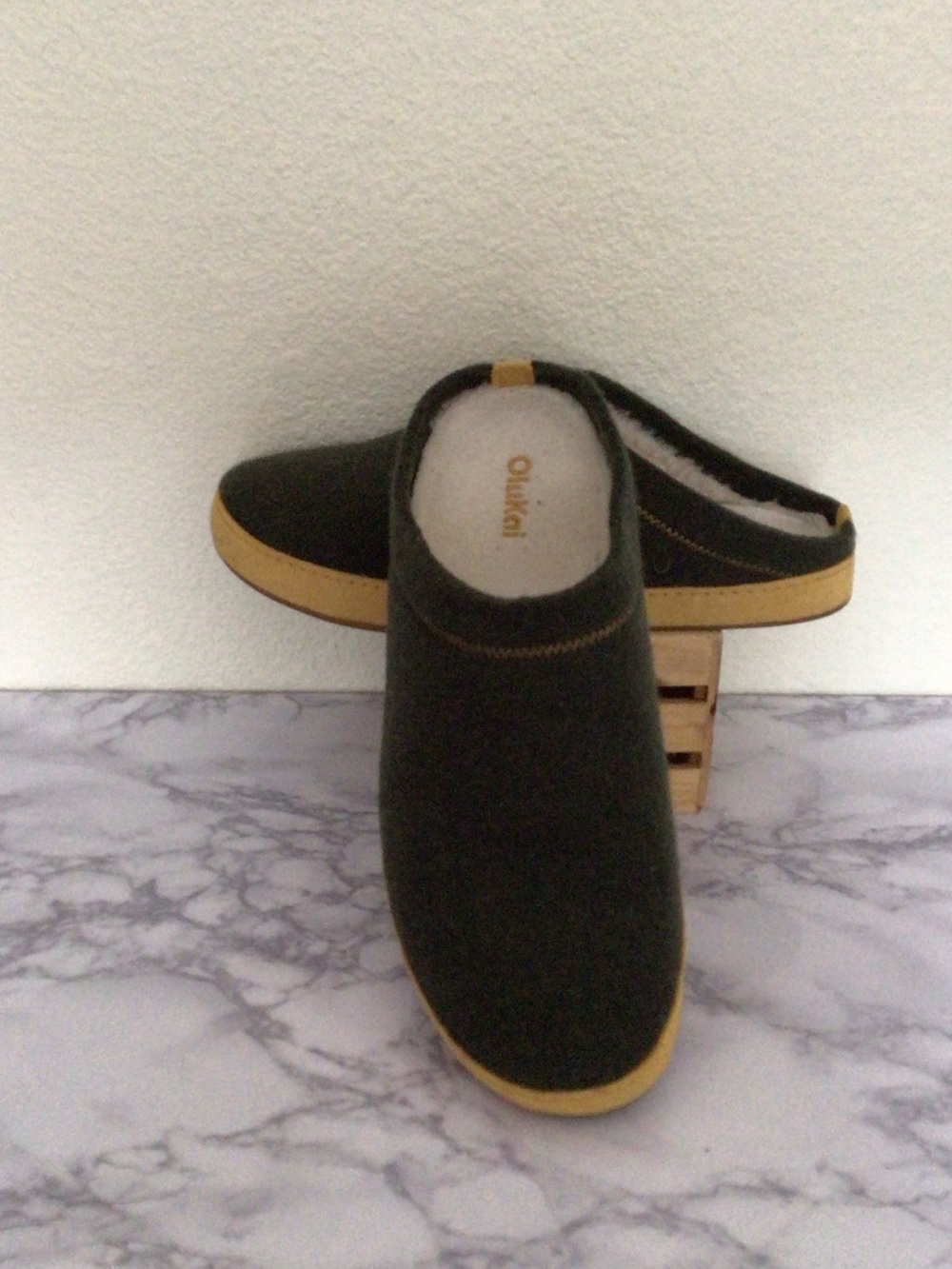 OluKai Men’s Hamani Hulu Clogs in Dusty Olive/Mustard Size 12